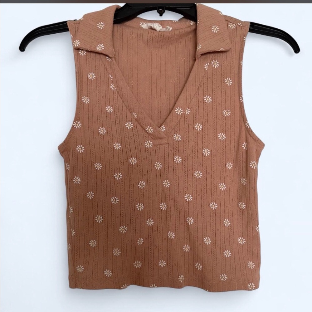 Sleeveless V-Neck Ribbed Knit Top pinkish/tan with Floral Accent